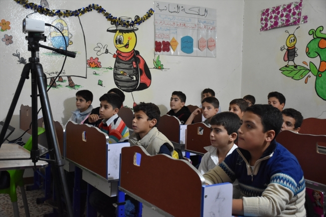 İdlib'de gönüllü öğretmenlerden Türkçe dersi