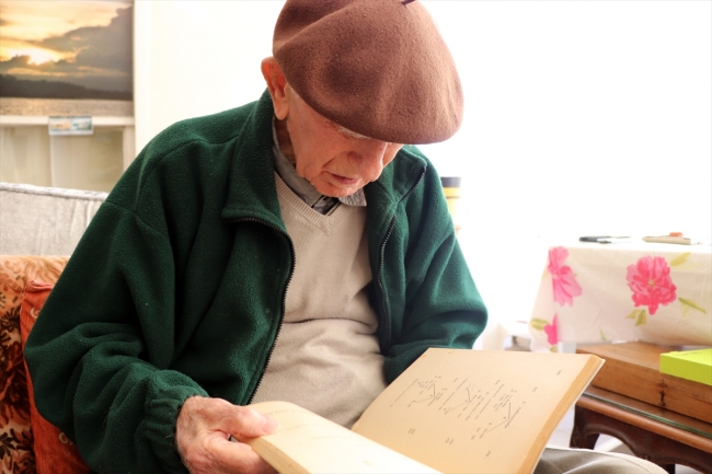 99 yaşındaki emekli öğretmen matematik problemi çözmeden uyumuyor