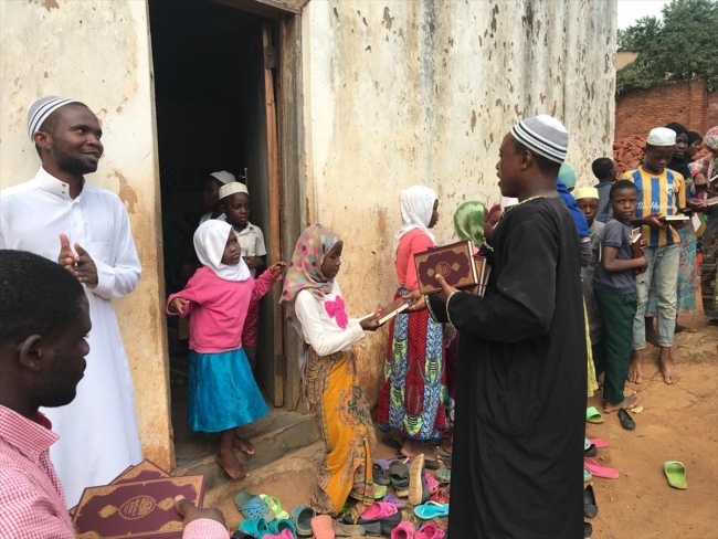 Afrika'daki Müslümanlara yerel dilde hazırlanan Kur'an-ı Kerim hediye edildi