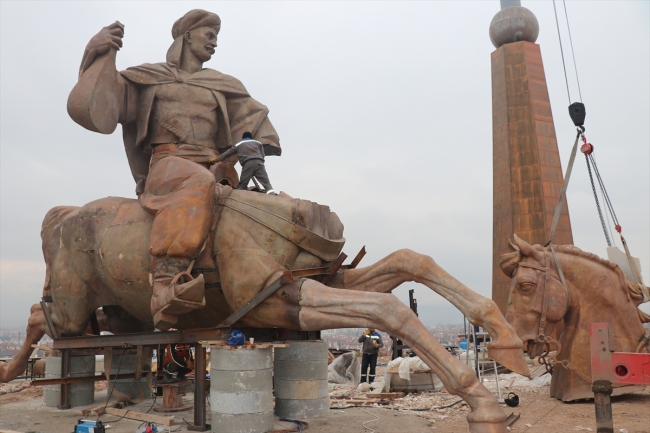 Bolu'da dev Köroğlu heykelinin montajına başlandı