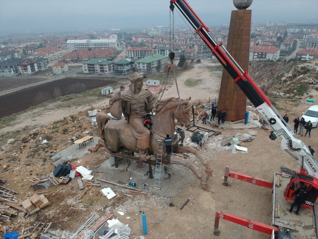 Bolu'da dev Köroğlu heykelinin montajına başlandı