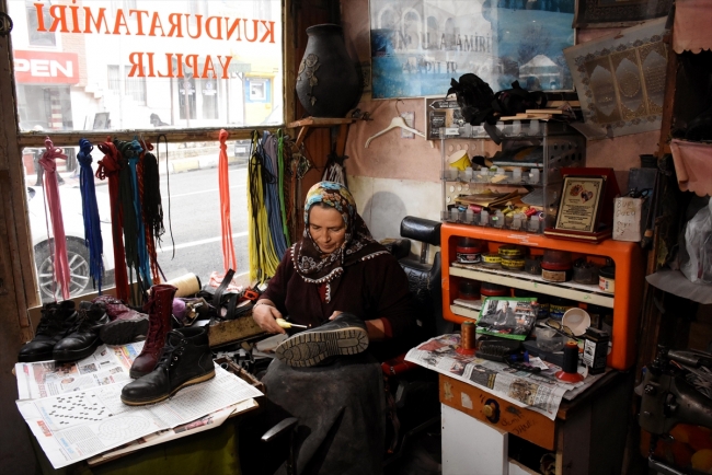Ayakkabı tamircisi Zeynep Kandar dede mesleğini yıllardır sürdürüyor
