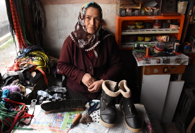 Ayakkabı tamircisi Zeynep Kandar dede mesleğini yıllardır sürdürüyor