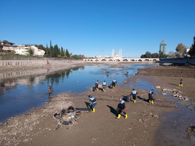 Seyhan Nehri'nde temizlik yapıldı