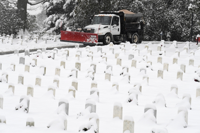 ABD'de kar fırtınası hayatı durdurdu: 280 uçak seferi iptal oldu