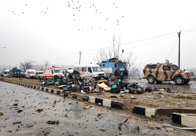 Keşmir'de 44 kişinin öldüğü bombalı saldırı protesto edildi