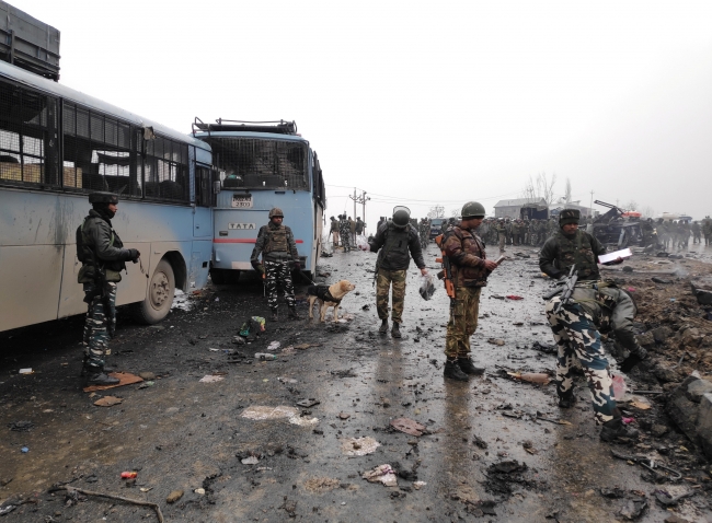 Keşmir'de 44 kişinin öldüğü bombalı saldırı protesto edildi