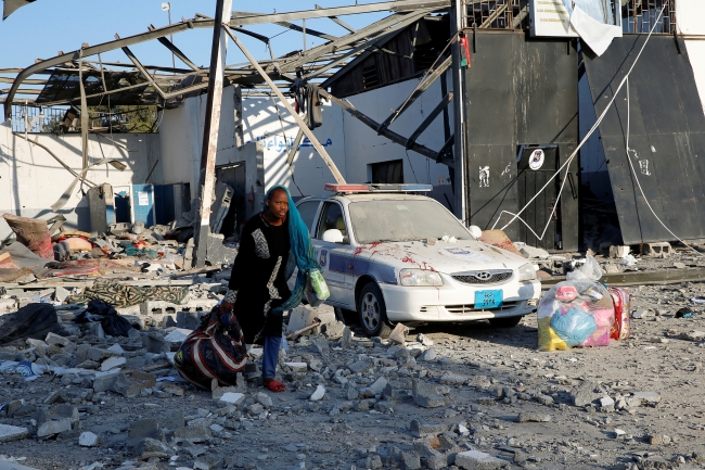 Halife Hafter'e bağlı savaş uçakları, başkent Trablus'ta göçmen barınma merkezini vurdu. Saldırıda 44 göçmen hayatını kaybetti. Temmuz 2019. Fotoğraf: AA
