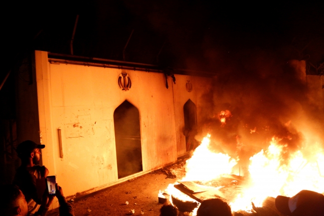 Necef kentinde göstericiler İran Başkonsolosluğunu ateşe vermişti. Fotoğraf: Reuters
