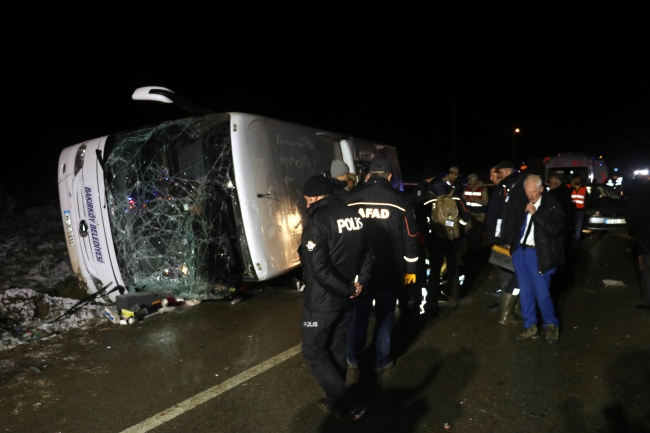 Amasya'da yolcu otobüsü devrildi: 2 ölü, 35 yaralı