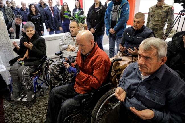 Türk askerinden Bosnalı gazilere tekerlekli sandalye