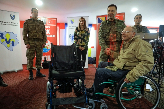 Türk askerinden Bosnalı gazilere tekerlekli sandalye
