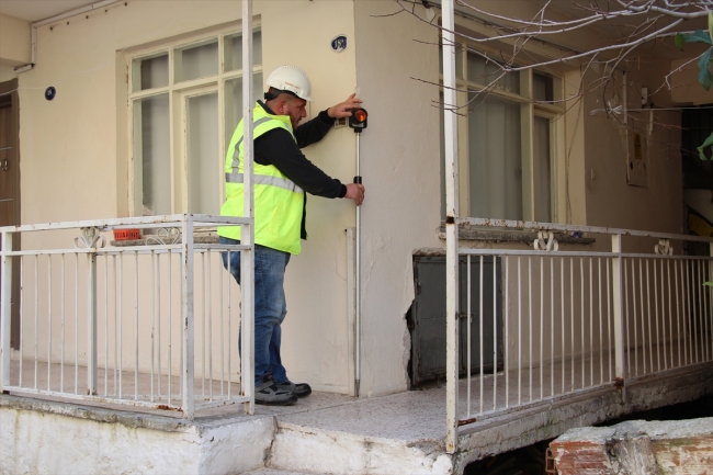 İzmir'de kaya düşen mahallede tespit çalışmaları başladı