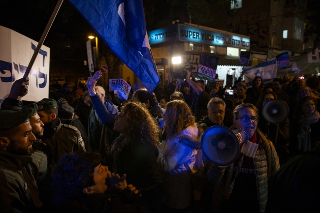 İsrail'de yüzlerce gösterici Netanyahu'yu istifaya çağırdı