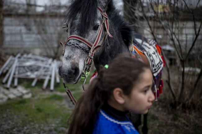 Küçük Sude'nin "Bozoğlan" ile dostluğu