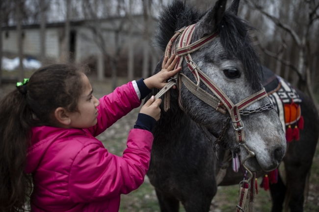Küçük Sude'nin "Bozoğlan" ile dostluğu