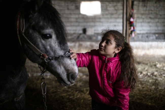 Küçük Sude'nin "Bozoğlan" ile dostluğu