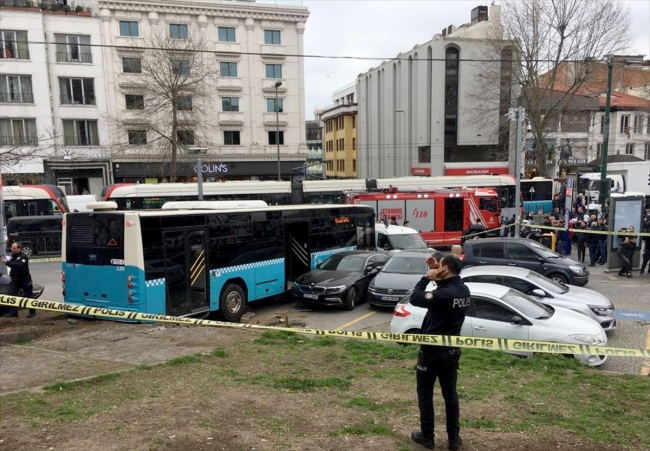 Beyazıt'ta halk otobüsü yayalara çarptı
