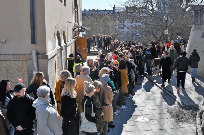 İsveçlilerden cuma namazını kılan Müslümanlar için insan zinciri