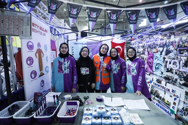 Türk liseleri New York'ta robot yarışmasında boy gösteriyor