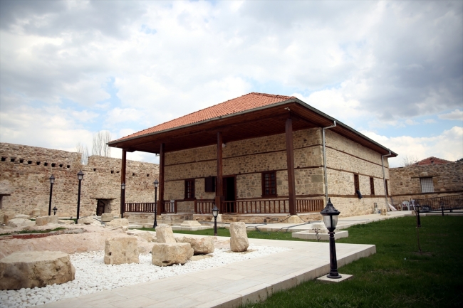 Taç kapısıyla ünlü 700 yıllık Alaaddin Camii ibadete hazır