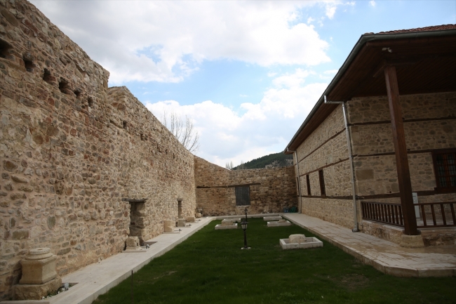 Taç kapısıyla ünlü 700 yıllık Alaaddin Camii ibadete hazır