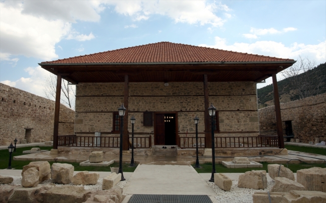 Taç kapısıyla ünlü 700 yıllık Alaaddin Camii ibadete hazır