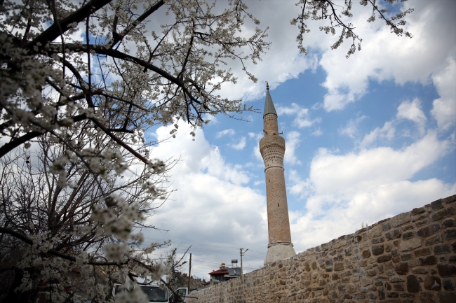 Taç kapısıyla ünlü 700 yıllık Alaaddin Camii ibadete hazır
