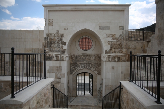 Taç kapısıyla ünlü 700 yıllık Alaaddin Camii ibadete hazır