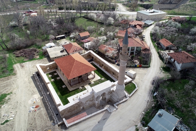 Taç kapısıyla ünlü 700 yıllık Alaaddin Camii ibadete hazır