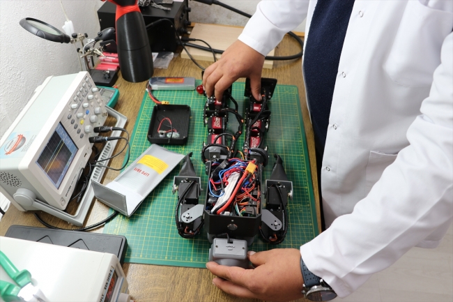 Meslek lisesi öğrencileri insansı robot tasarladı