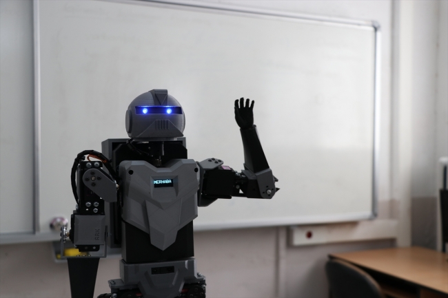 Meslek lisesi öğrencileri insansı robot tasarladı