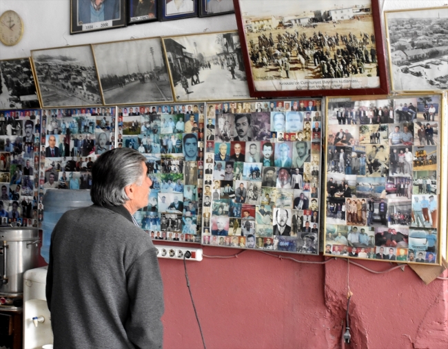 İş yerinin duvarını müşterilerinin fotoğraflarıyla süslüyor
