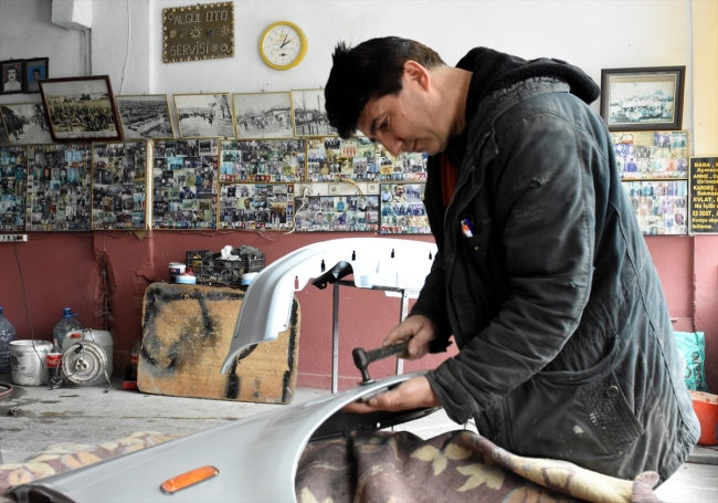 İş yerinin duvarını müşterilerinin fotoğraflarıyla süslüyor