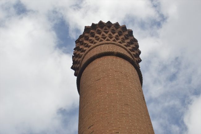 Tarlaların ortasında kalan tarihi "Kırık Minare"