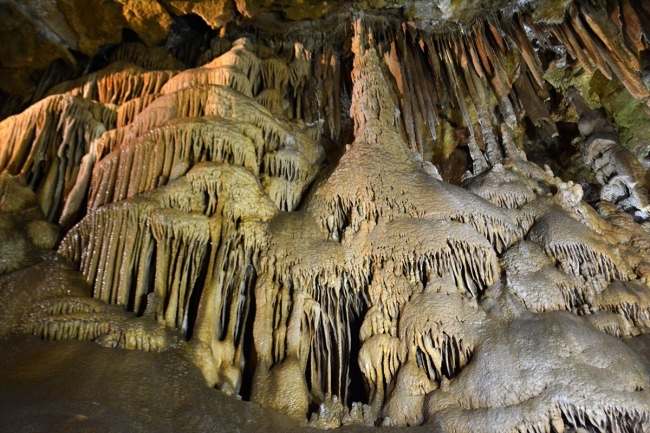 Sarkıt ve dikitleriyle ünlü Karaca Mağarası yeniden ziyarete açıldı