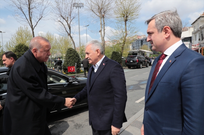 Cumhurbaşkanı Erdoğan, AK Parti İstanbul İl Başkanlığı'nda partililerle bir araya geldi