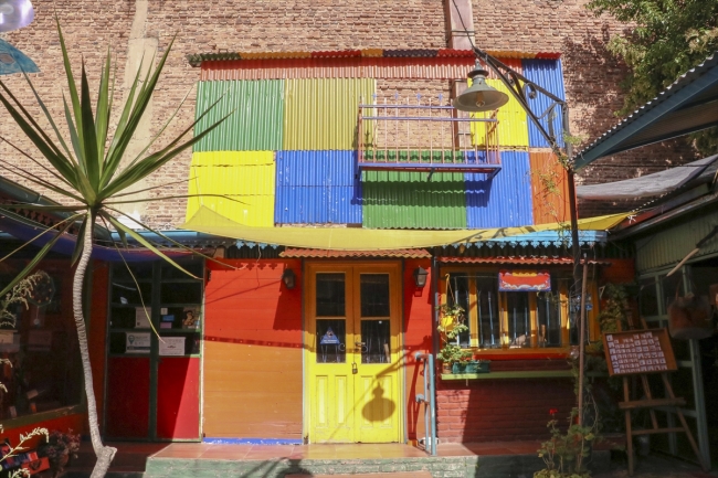 Renkli evleri, süslü duvarlarıyla "La Boca Mahallesi"