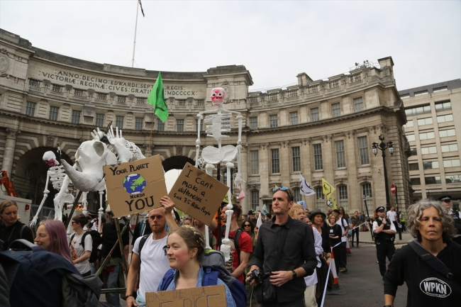 Londra'daki çevreci eylemlerde gözaltı sayısı bini geçti