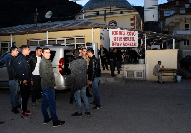 Tanrı misafirleri için 14 yıldır iftar sofrası kuruyorlar
