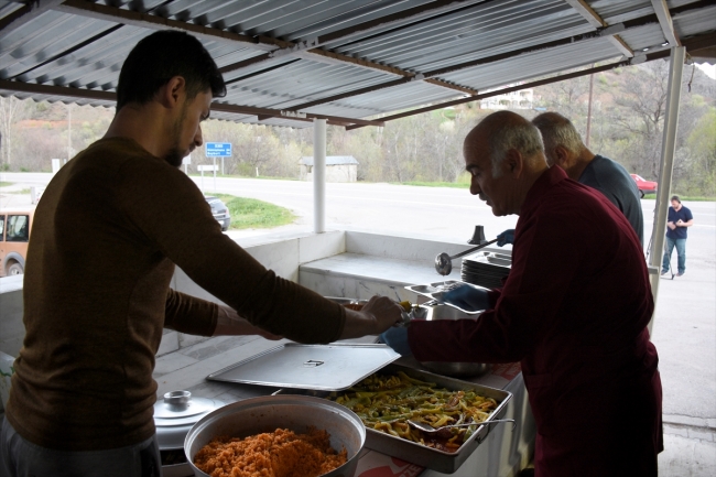 Tanrı misafirleri için 14 yıldır iftar sofrası kuruyorlar