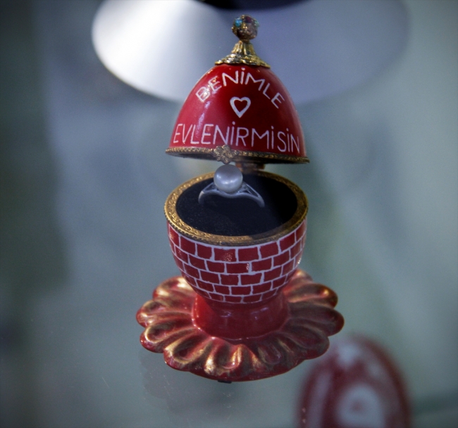 Yumurta kabuklarını sanat eserine dönüştürüyor