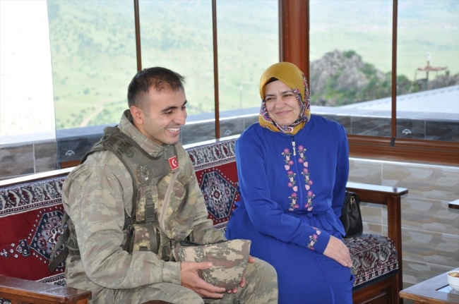 Sınırda nöbet tutan Mehmetçiğe "Anneler Günü" sürprizi