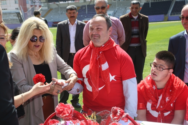 Engellilere "asker kınası"