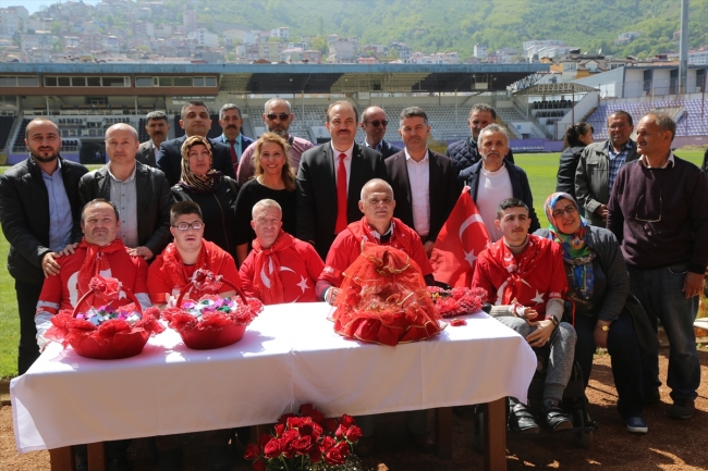 Engellilere "asker kınası"