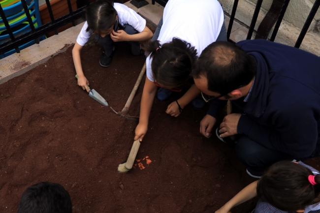 "Minik arkeologlar" kazıda