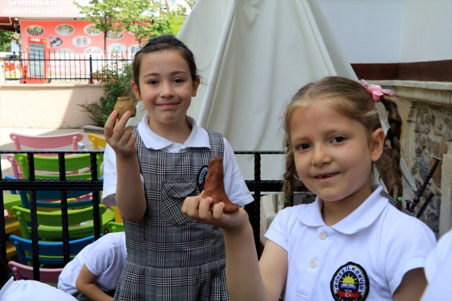 "Minik arkeologlar" kazıda