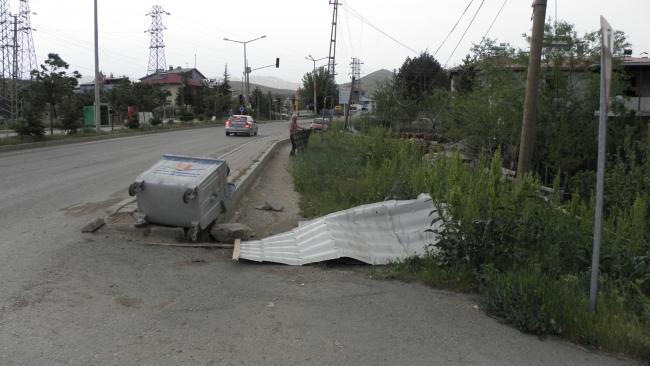 Adana'da fırtına evlerin çatısını uçurdu