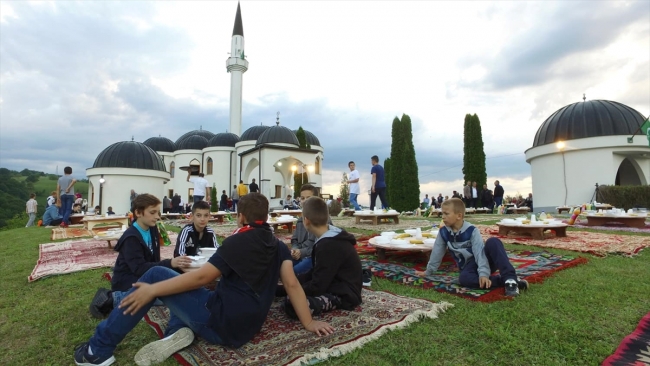 Bosna Hersek'te geleneksel iftar sofraları kuruldu