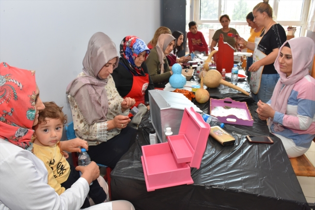 Çocuklarını okulda beklerken meslek sahibi oldular